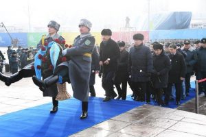 В Алматы состоялось возложение цветов к Монументу Независимости